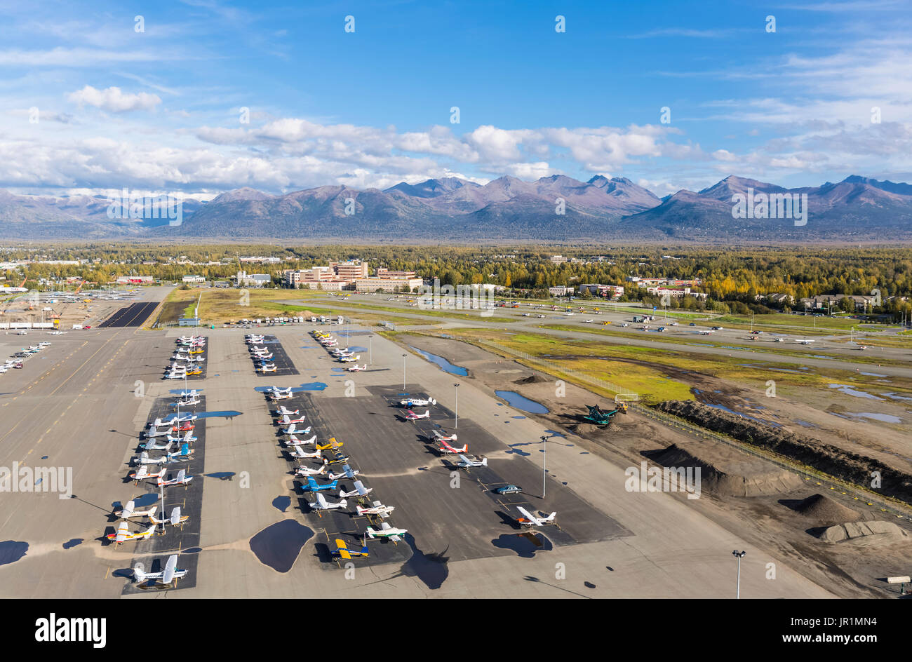 Vue sur l'aéroport municipal de Merrill Field et l'hôpital régional de l'Alaska avec les montagnes de Chugach en arrière-plan, Anchorage, Ala... Banque D'Images