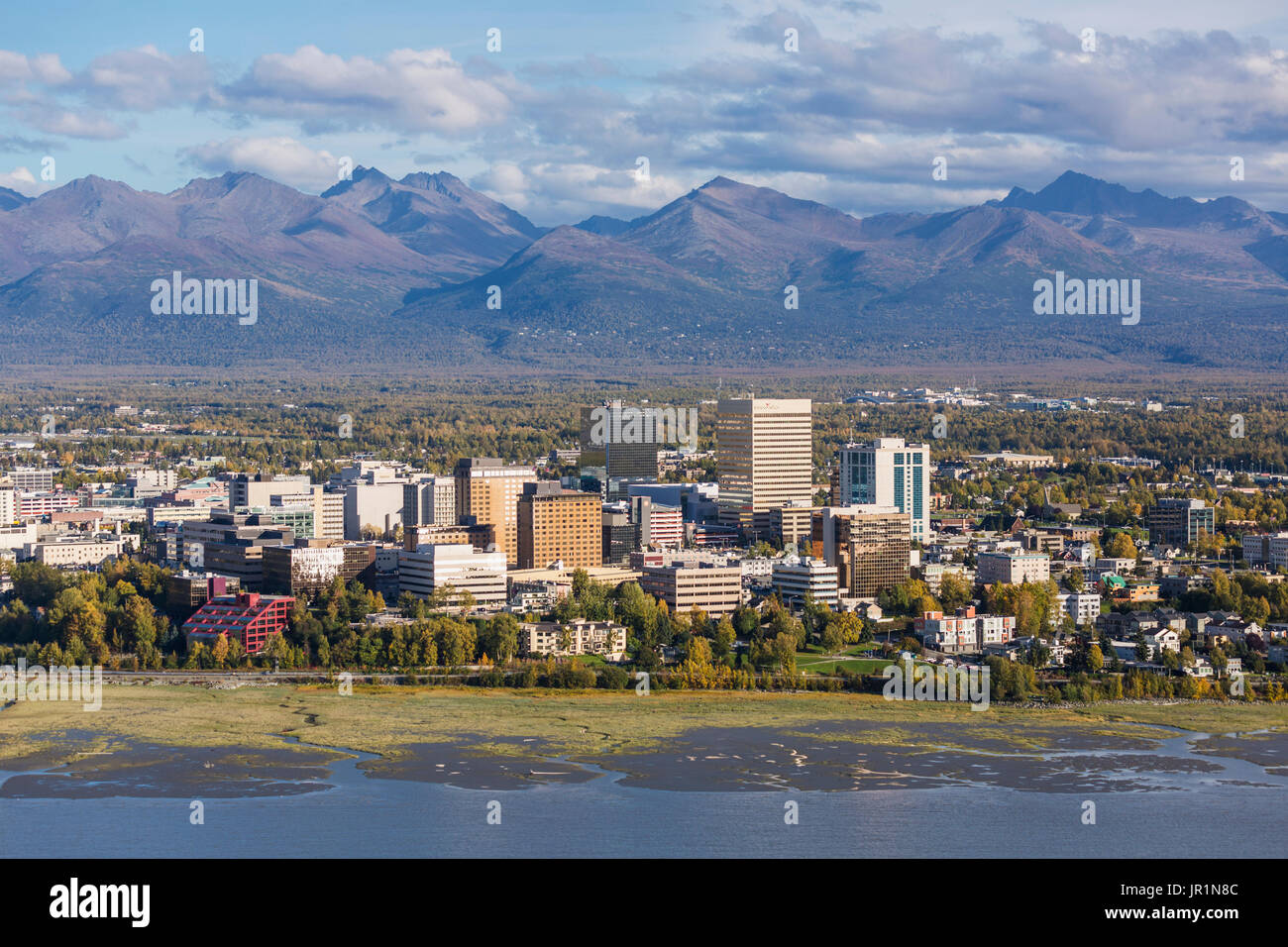 Vue aérienne du centre-ville d'Anchorage, Cook Inlet et le Montagnes Chugach en automne, Southcentral Alaska, USA Banque D'Images