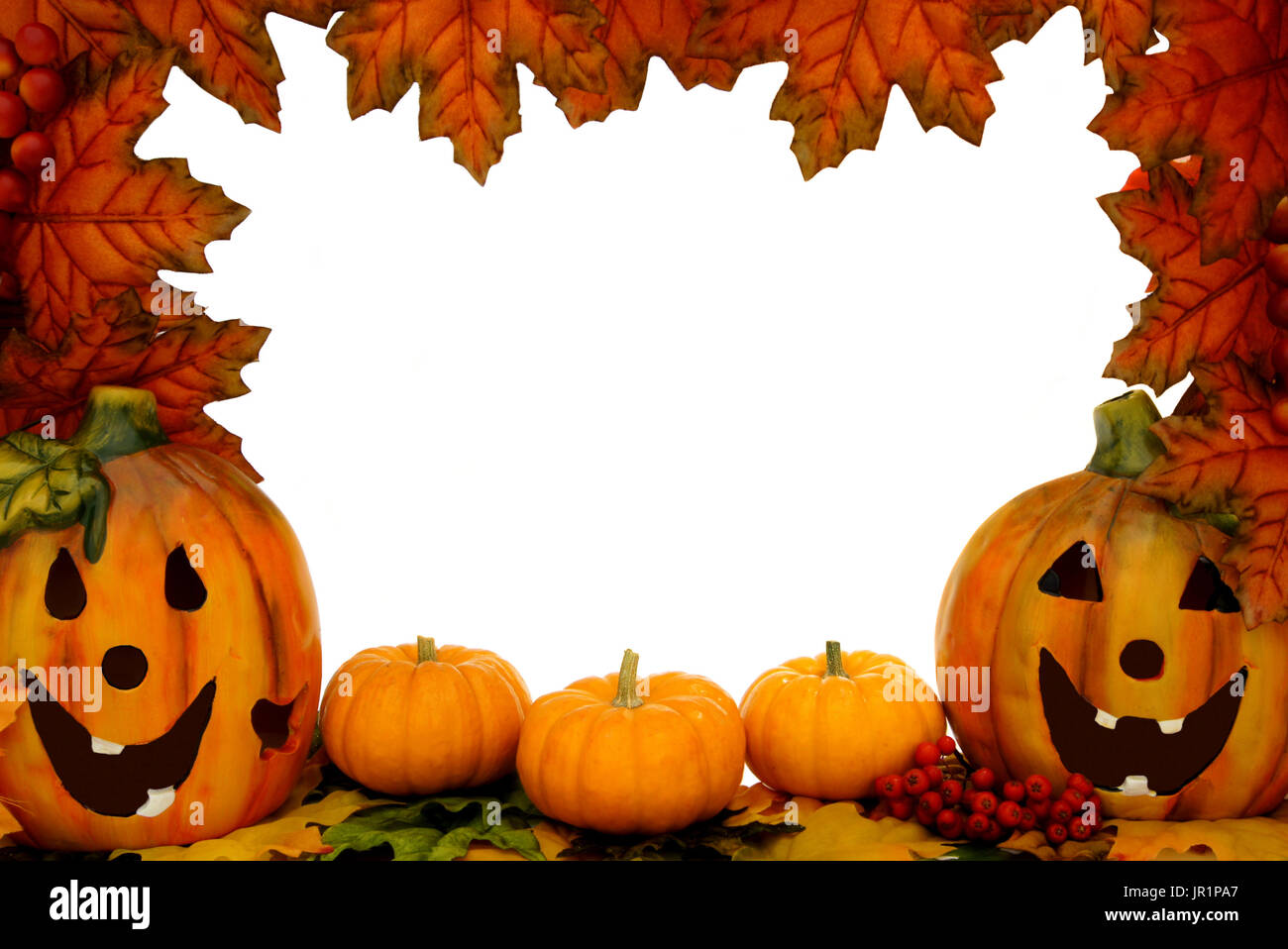 Châssis sur Halloween avec des feuilles blanches, jack o lanternes et pumpkins Banque D'Images