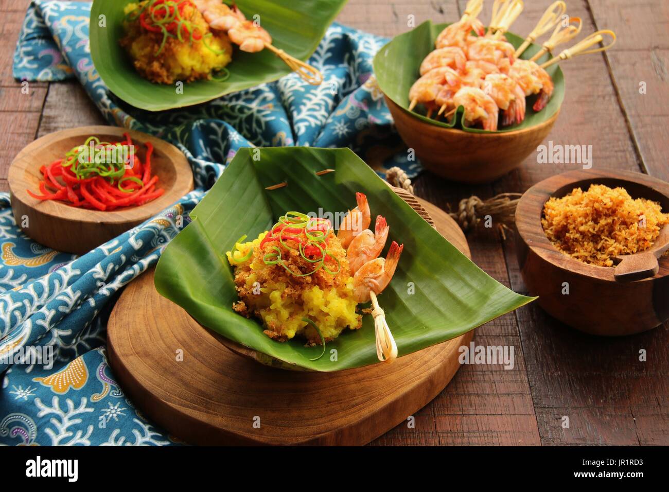 Ketan Serundeng Udang. Le curcuma Riz collant à la noix de coco grillée et de crevettes Satay Banque D'Images