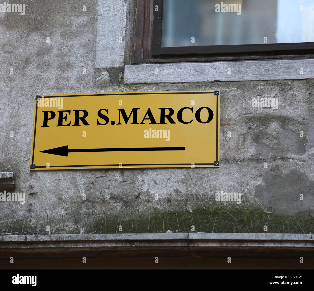 Grand panneau avec des directions pour aller à la place Saint Marc à Venise en Italie Banque D'Images