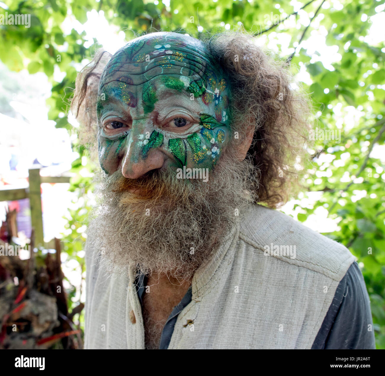 Vieux Hippie avec visage peint et barbe Glastonbury Festival UK Banque D'Images