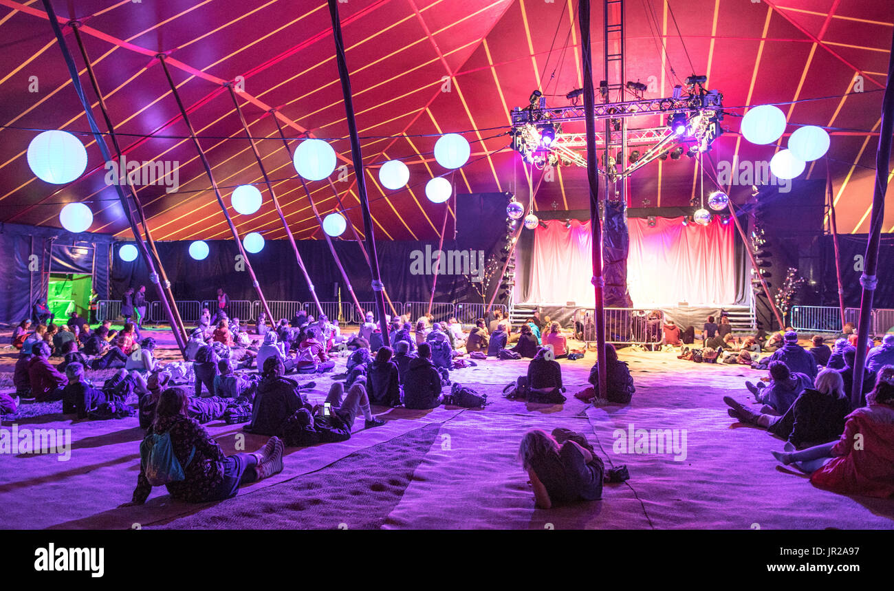 Festival de Glastonbury intérieur tente théâtre UK Banque D'Images