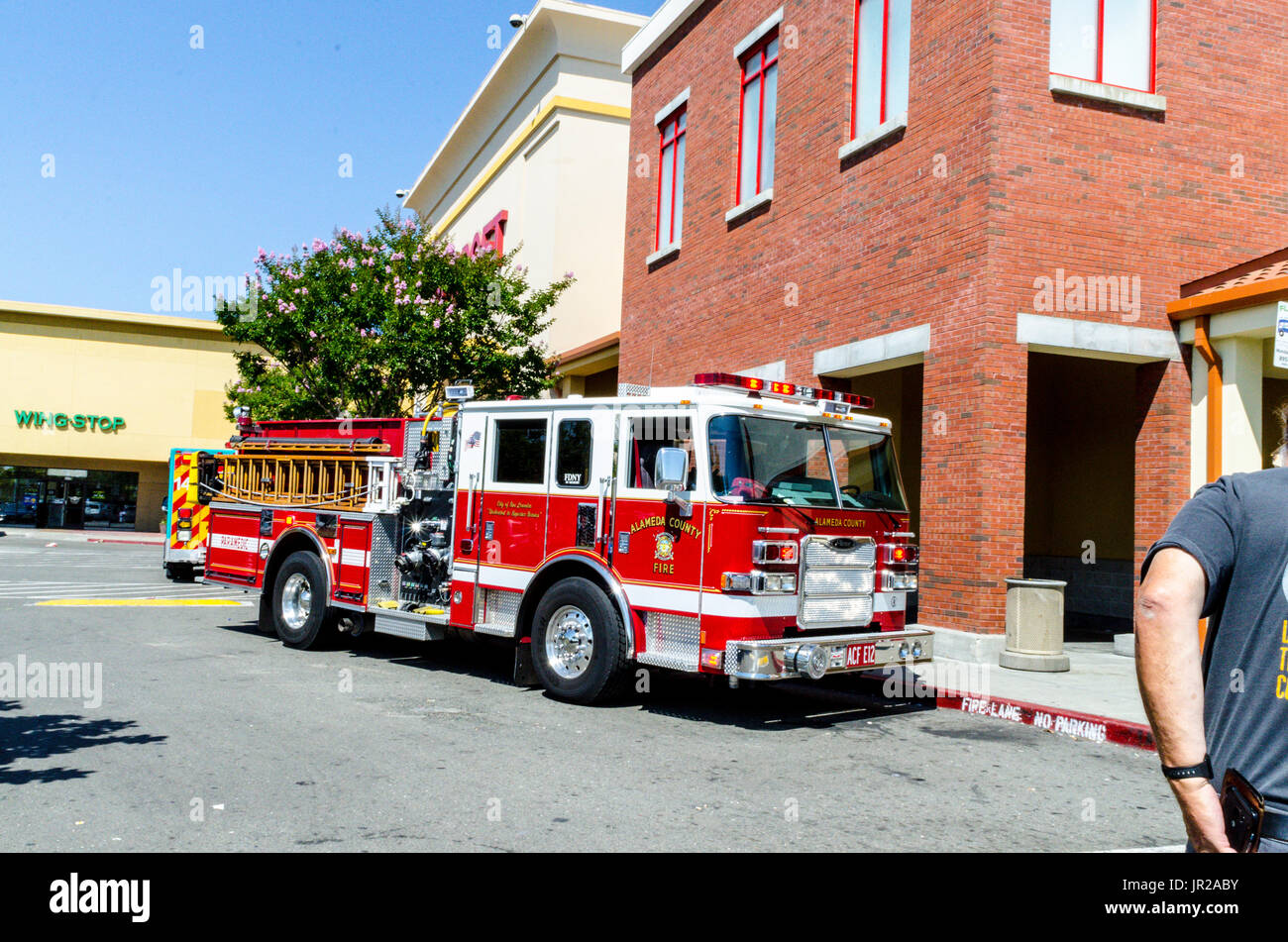 Un camion de pompiers du comté d'Alameda dans un centre commercial de San Leandro en Californie Banque D'Images