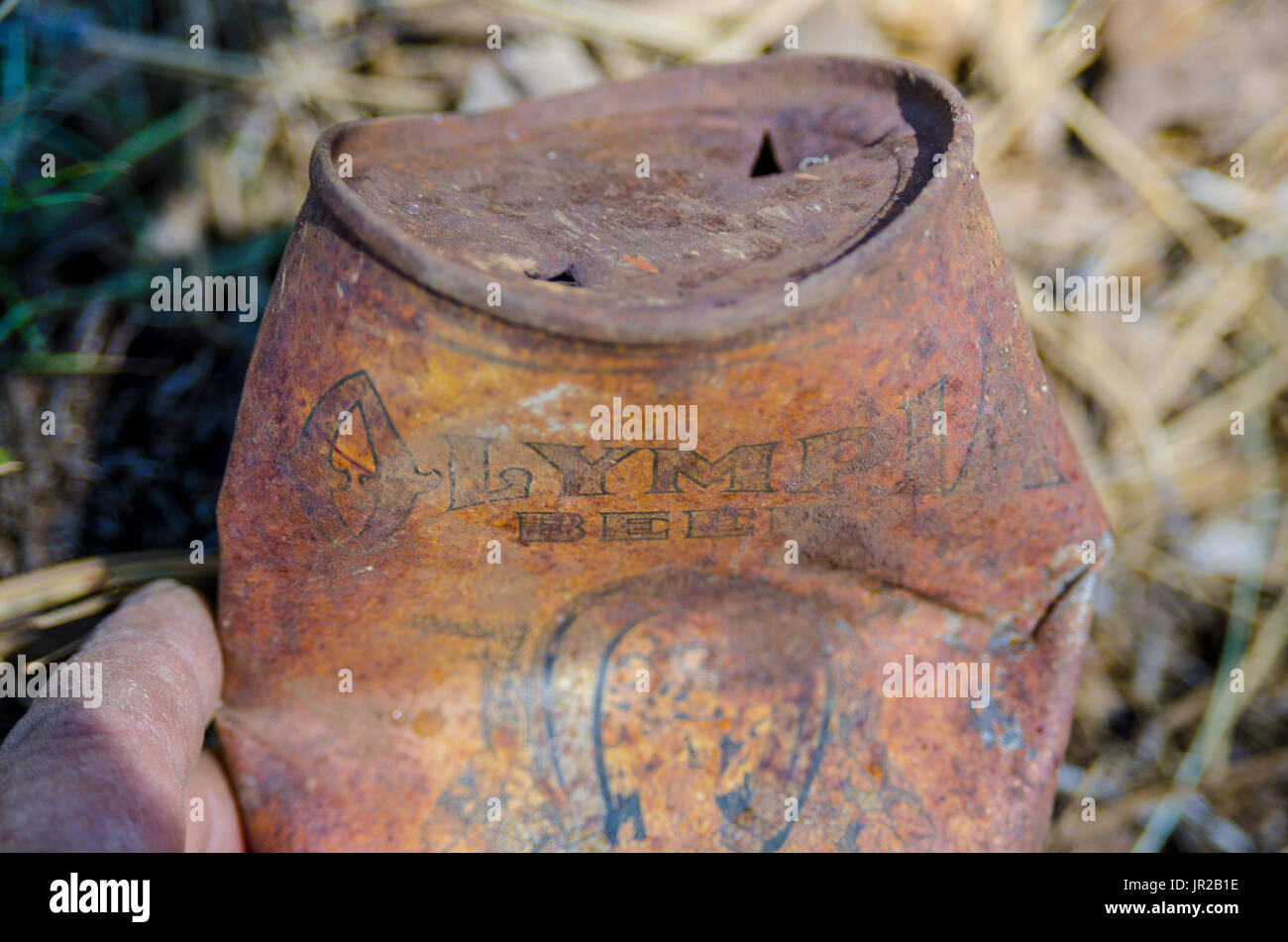 Une antique bière Olympia peut dans un camping dans le nord-est de la Californie Banque D'Images