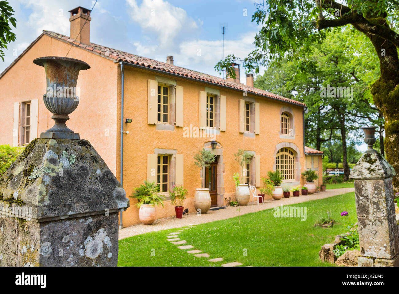Ancienne maison de campagne en pierre entourée de jardins tranquilles dans le sud de la France avec ancien poste de contrôle en premier plan Banque D'Images