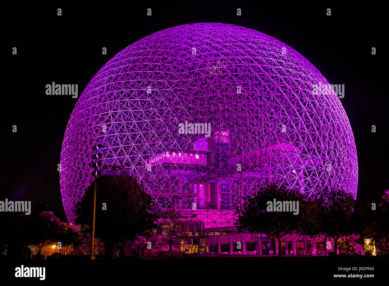 Montréal Biophere Allumé en violet la nuit ; Montréal, Québec, Canada Banque D'Images