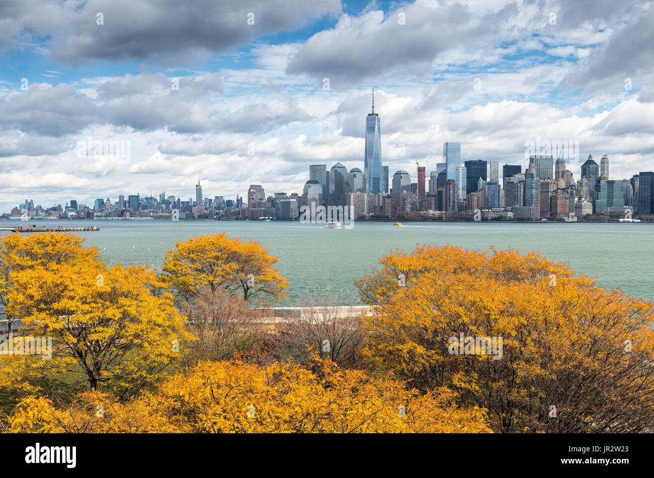 USA (New Jersey), vue des gratte-ciel dans le centre-ville de Manhattan vu d'Ellis Island avec arbres d'automne Banque D'Images