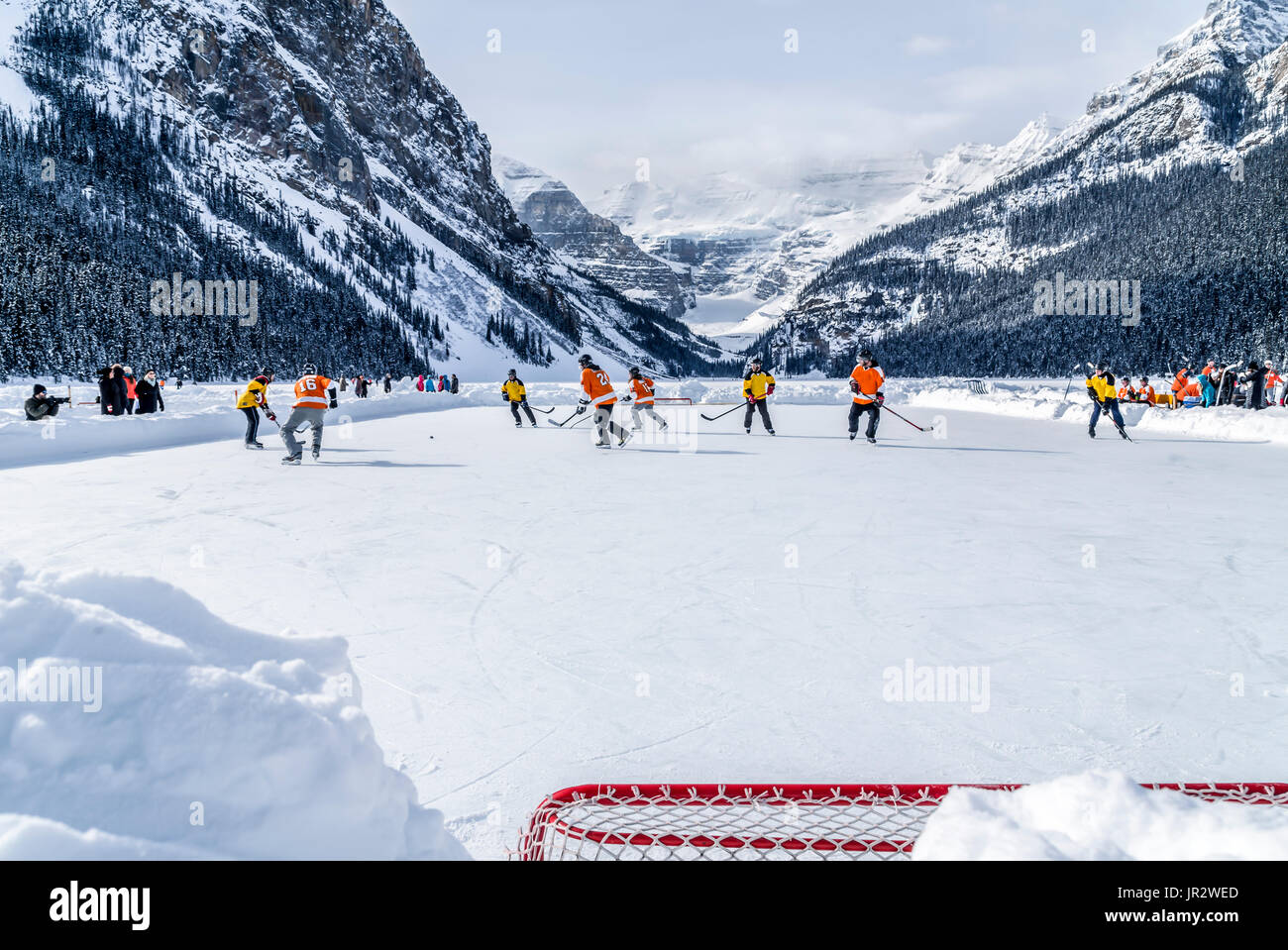 Une paire d'équipes de Hockey Hockey sur étang en concurrence sur le lac Louise, à l'Hôtel Fairmont Château Lake Louise Tournoi de hockey sur étang en hiver Banque D'Images