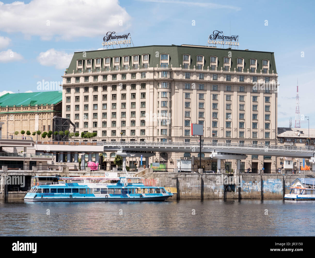 KIEV, UKRAINE - 12 JUIN 2016 : le port de Kiev River et le Fairmont Grand Hotel dans le district de Podil Banque D'Images