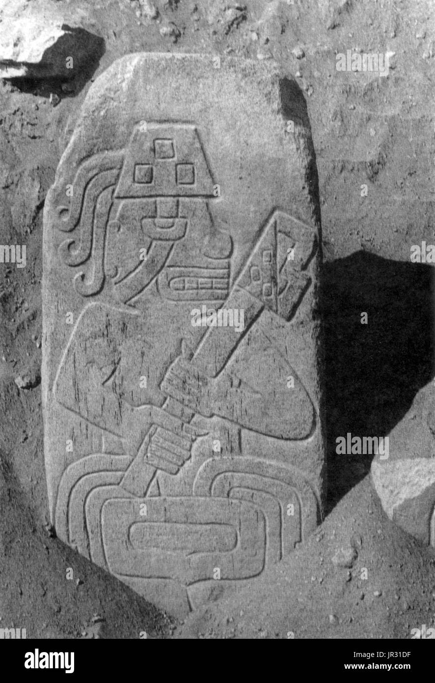 Le terme guerrier prêtres est généralement utilisé pour les prêtres de l'antiquité et du Moyen Age, et des tribus. Cerro Sechín est un site archéologique dans le nord du Pérou, datant de 1600 avant J.-C.. Il y a plusieurs bâtiments, réalisés à partir de l'argile et la pierre. La caractéristique la plus frappante du temple est son bloc lithique façade décorée de reliefs représentant les prêtres-guerriers (port d'une arme ou d'un sceptre) et mutilés(chefs, les membres, les yeux de brochettes, les intestins, les vertèbres et les viscères). Les bas-reliefs gravés nombre d'environ 300. Il y a eu diverses interprétations des sculptures sur pierre. L'un Banque D'Images