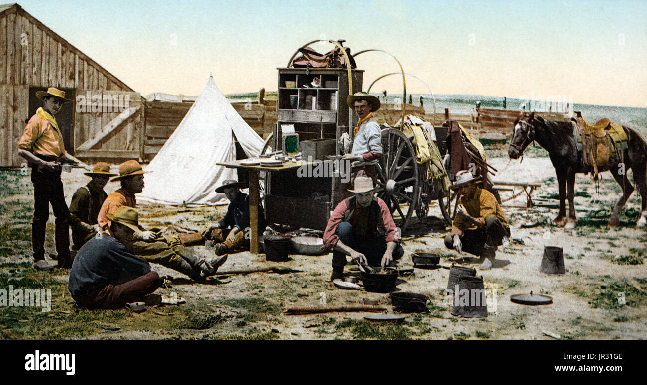 Le chuckwagon est attribuée à Charles Goodnight, un éleveur du Texas, qui a introduit le concept en 1866. Éleveurs de bovins parqués dans des régions du pays qui n'ont pas de chemins de fer, ce qui signifiait qu'ils avaient besoin d'être nourris sur la route pendant des mois à la fois. Bonne nuit modifié le wagon Studebaker, un surplus de l'armée durable-wagon, ajouté un 'chuck' à l'arrière du chariot avec tiroirs et étagères pour l'espace de stockage et un couvercle à charnière pour fournir une surface de cuisson. Un baril d'eau était également joint à la familiale et la toile était suspendu en dessous pour transporter du bois de chauffage. Un wagon box a été utilisé pour stocker la cuisson supplie Banque D'Images