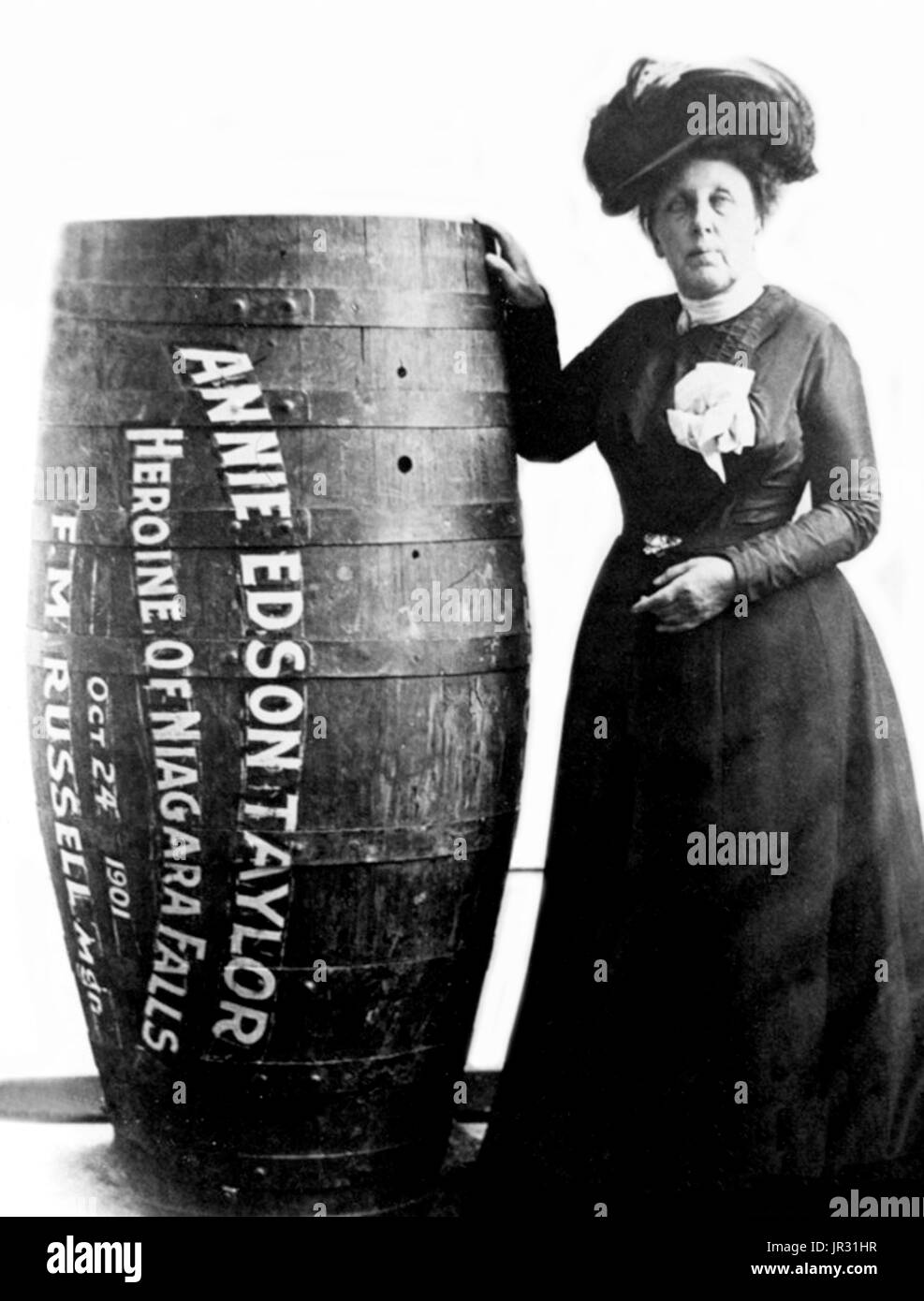 Annie Edson Taylor (Octobre 24, 1838 - Avril 29, 1921) était un professeur américain. Désireux d'obtenir son plus tard ans financièrement, elle a décidé qu'elle serait la première personne à monter sur les chutes du Niagara dans un tonneau. Taylor a utilisé un canon sur mesure pour son voyage, construit en chêne et fer à repasser et d'un matelas rembourré. Le 24 octobre 1901, son 63e anniversaire, le canon a été mis sur le côté d'une chaloupe, et Taylor a grimpé dans, avec son oreiller en forme de cœur de la chance. Après vissage vers le bas le couvercle, des amis une roue de bicyclette pompe pour compresser l'air dans le fourreau. Le trou utilisé pour cela a été branché wit Banque D'Images