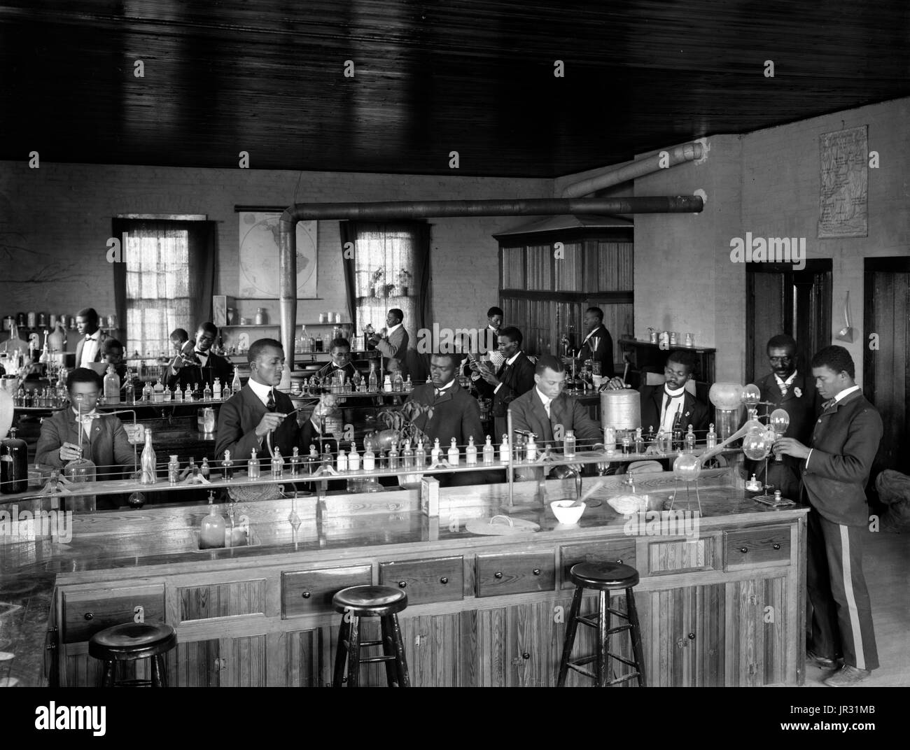 Laboratoire de chimie ou en classe avec les élèves de l'Institut Tuskegee, Alabama, Tuskegee. George Washington Carver est deuxième à partir de la droite, face à l'avant (encadré par porte). George Washington Carver (1864 - 5 janvier 1943) est un botaniste, chercheur, enseignant, et inventeur né dans l'esclavage. En 1891, il a assisté et a étudié la botanique à l'Iowa State Agricultural College où il a été le premier étudiant noir, et plus tard enseigné comme le premier noir membre du corps enseignant. Sa réputation est basée sur ses recherches sur et la promotion de cultures de substitution au coton, comme l'arachide, le soja et le sw Banque D'Images