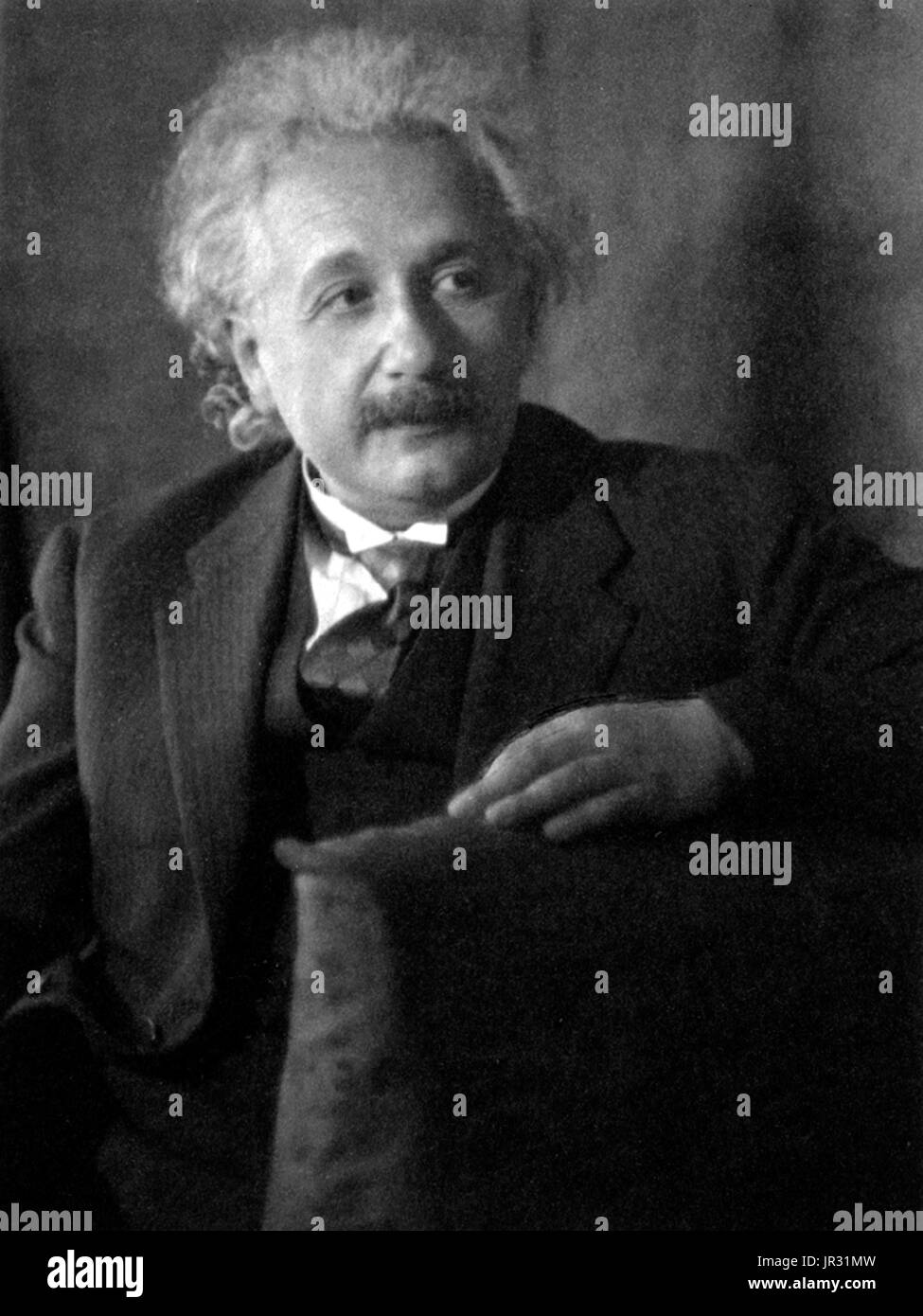 Albert Einstein (14 mars 1879 - 18 avril 1955) était un physicien théorique. Il a développé la théorie générale de la relativité, l'un des deux piliers de la physique moderne. Il est surtout connu dans la culture populaire pour sa formule d'équivalence masse-énergie E  = mc2. Il a reçu le Prix Nobel de physique 1921 pour ses "services à la physique théorique, et en particulier pour sa découverte de la loi de l'effet photoélectrique". Il visite les États-Unis lorsque Hitler est arrivé au pouvoir en 1933, et n'a pas retourner en Allemagne. Il s'installe en Amérique du Nord de devenir un citoyen en 1940. Il a aidé le président Roosevelt alerte Banque D'Images