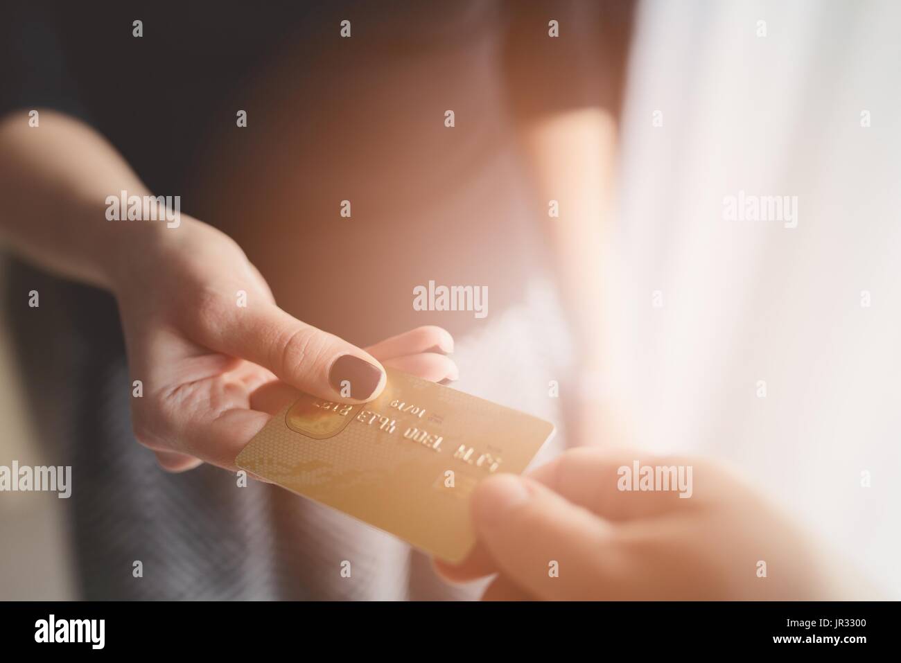 La femme est de donner une carte de crédit pour payer dans le magasin Banque D'Images