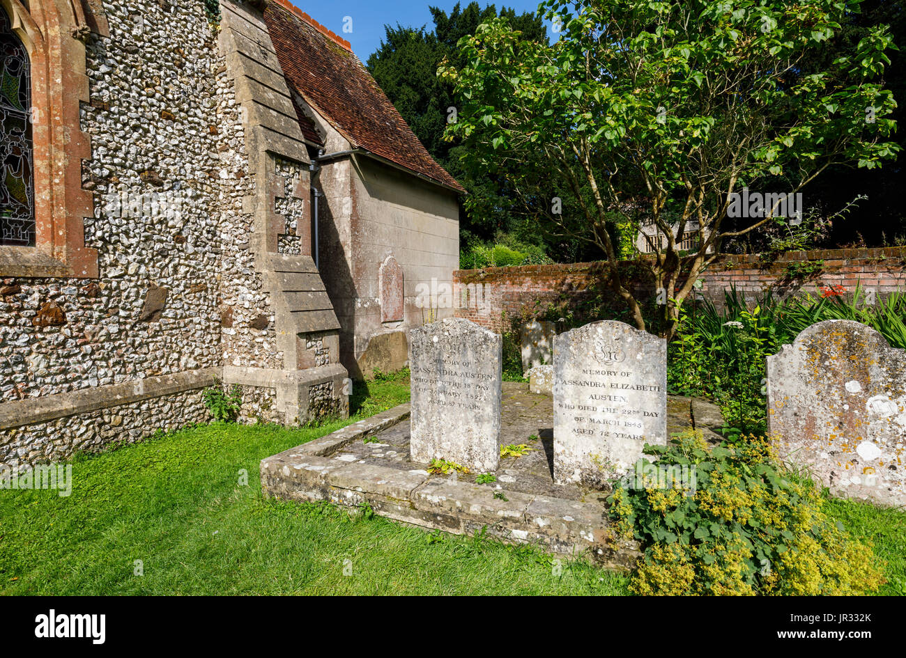 Les pierres tombales de Jane Austen's mère et sa sœur Cassandra dans cimetière de l'église paroissiale de St Nicholas, Chawton, dans le Hampshire, dans le sud de l'Angleterre, Royaume-Uni Banque D'Images