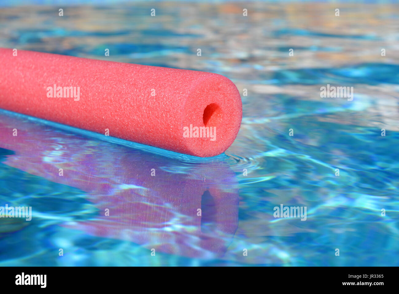 Nouilles de piscine, fabriqué à partir de mousse de polyéthylène, dans une piscine Banque D'Images