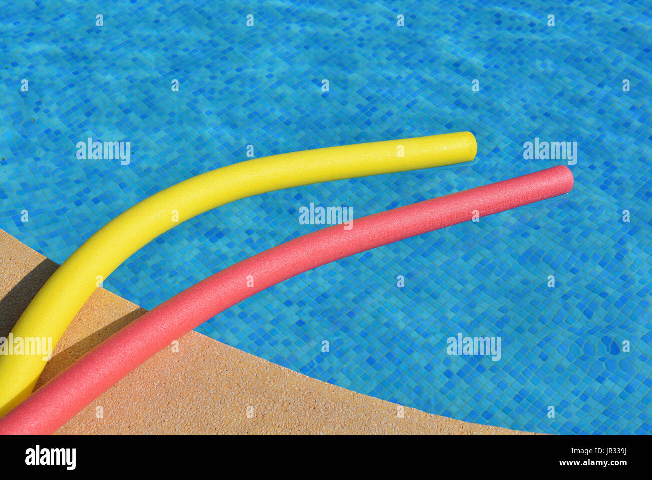 Nouilles de piscine, fabriqué à partir de mousse de polyéthylène, dans une piscine Banque D'Images