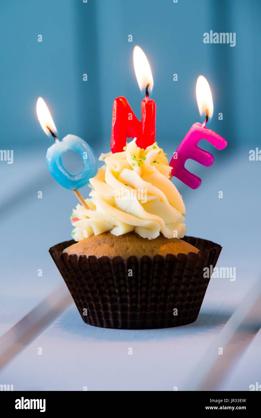 Le Gateau D Anniversaire Avec Un Cupcake Bougies Pour 1 Premier Anniversaire Joyeux Anniversaire Photo Stock Alamy