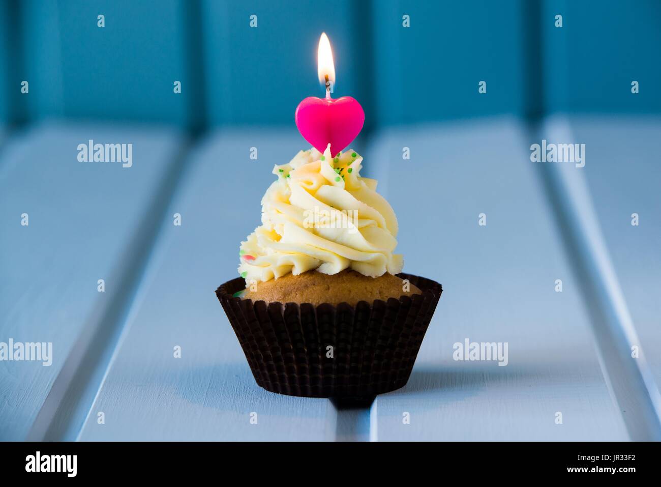 Le Gateau D Anniversaire Avec Un Cupcake Bougies En Forme De Coeur Pour 1 Premier Anniversaire Ou De La Saint Valentin Photo Stock Alamy Le Gateau D Anniversaire Avec Un Cupcake Bougies En Forme De Coeur Pour 1 Premier Anniversaire Ou De La Saint Valentin Photo Stock Alamy