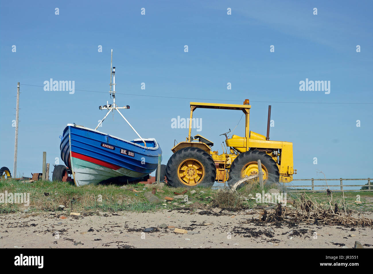 Muir Hill 110 Tracteur et bateau de pêche coble Banque D'Images