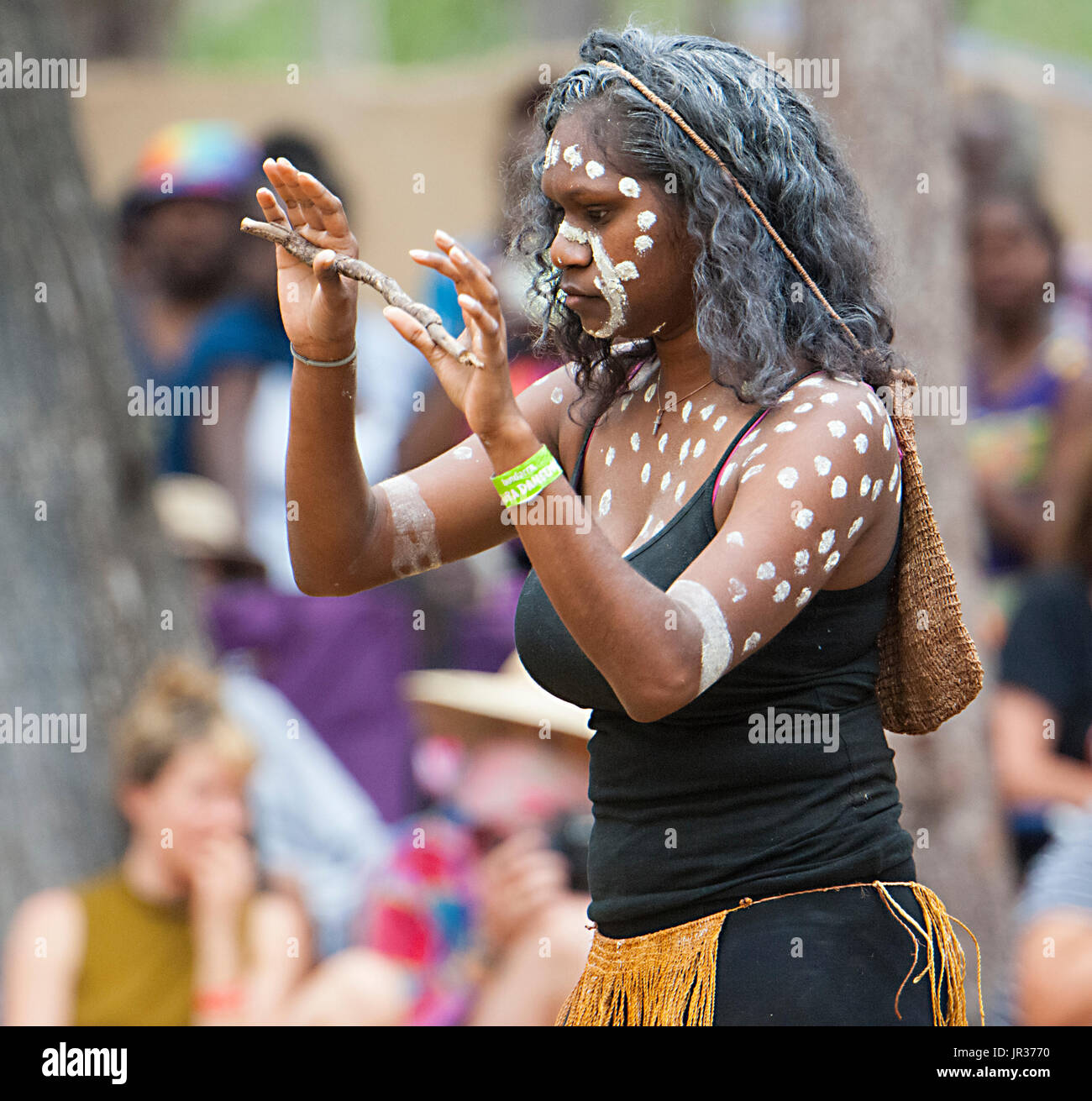 Artiste Femme à pois bodypainting, Laura Aboriginal Dance Festival, Cape York, Far North Queensland, Queensland, Australie, FNQ Banque D'Images