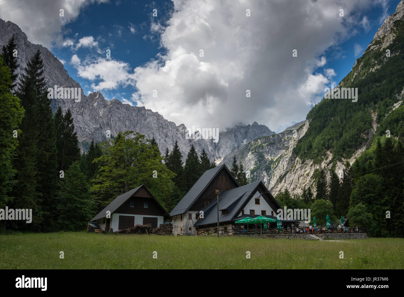 Refuge de montagne Planinski dom Tamar près de Planika et Kranskja Gora, en Slovénie, les Alpes Juliennes Banque D'Images