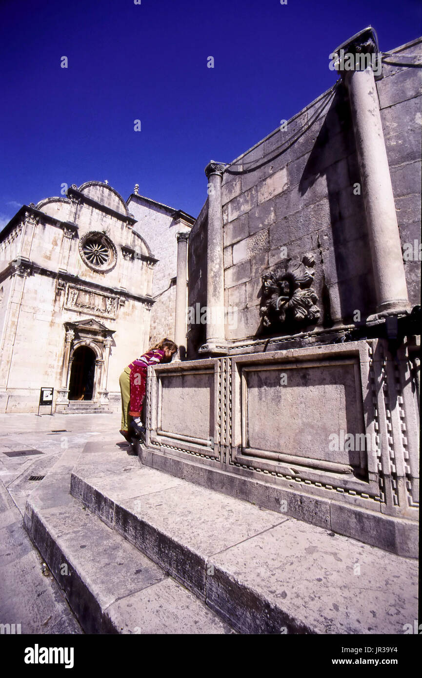 Onofrios grande fontaine et église de St Sauveur, Stradun Placa, vieille ville de Dubrovnik, Croatie Banque D'Images