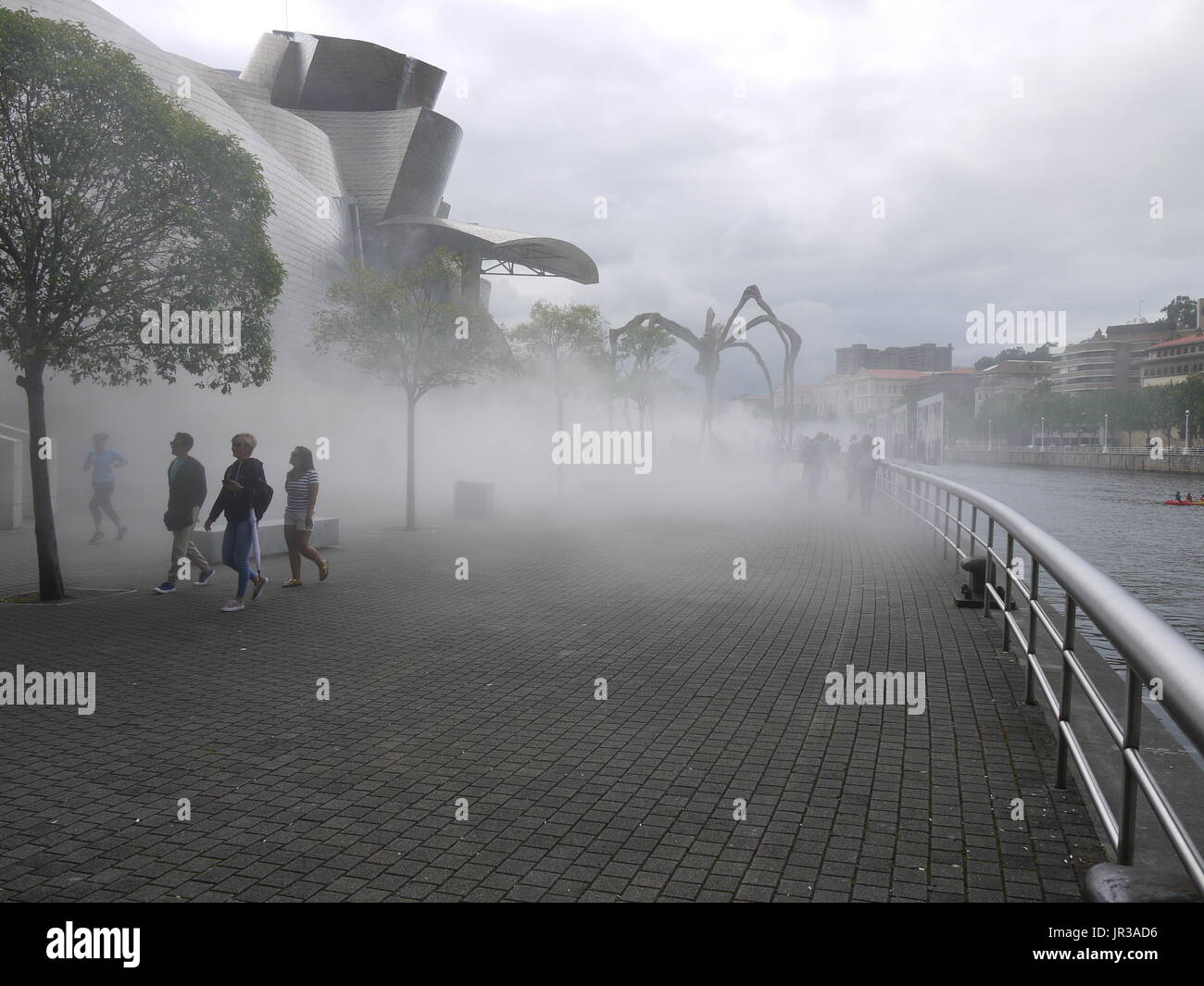 Musée Guggenheim de Bilbao avec fumée artificielle comme performance artistique Banque D'Images