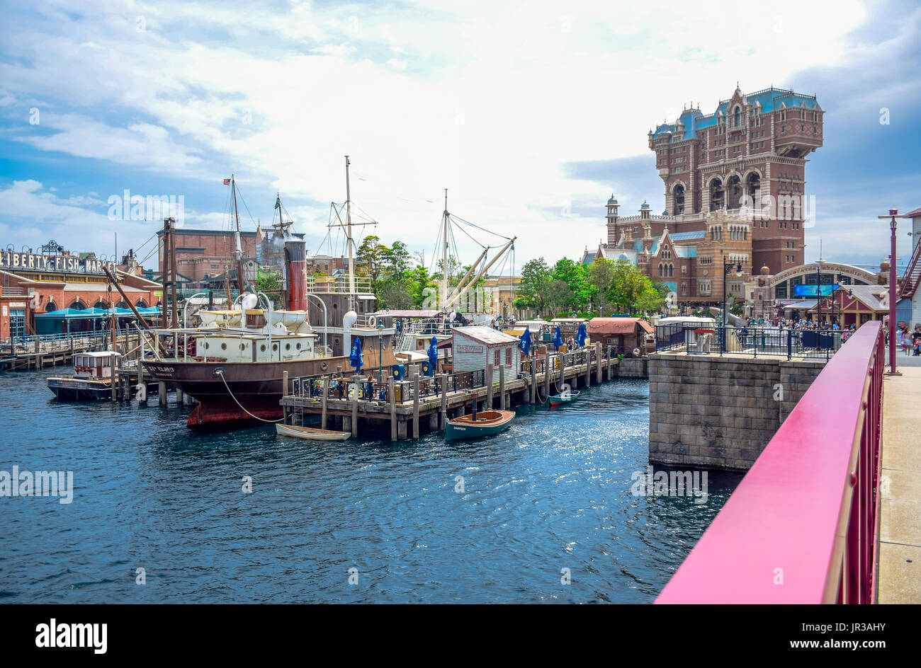 CHIBA, Japon : port méditerranéen avec une tour de l'attraction de la terreur en arrière-plan à Tokyo Disneysea situé à Urayasu, Chiba, Japon Banque D'Images