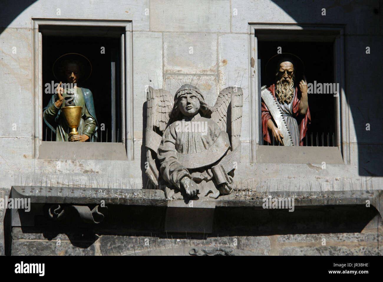 Des statues de Saint Jean l'Évangéliste (L) et de Saint Simon le Zélote (R) sculpté par le sculpteur tchèque Vojtěch Sucharda apparaissent toutes les heures dans les fenêtres de la célèbre horloge astronomique de Prague (orloj) sur la tour de l'Ancien hôtel de ville (radnice Staroměstská) à la place de la Vieille Ville à Prague, en République tchèque. Banque D'Images