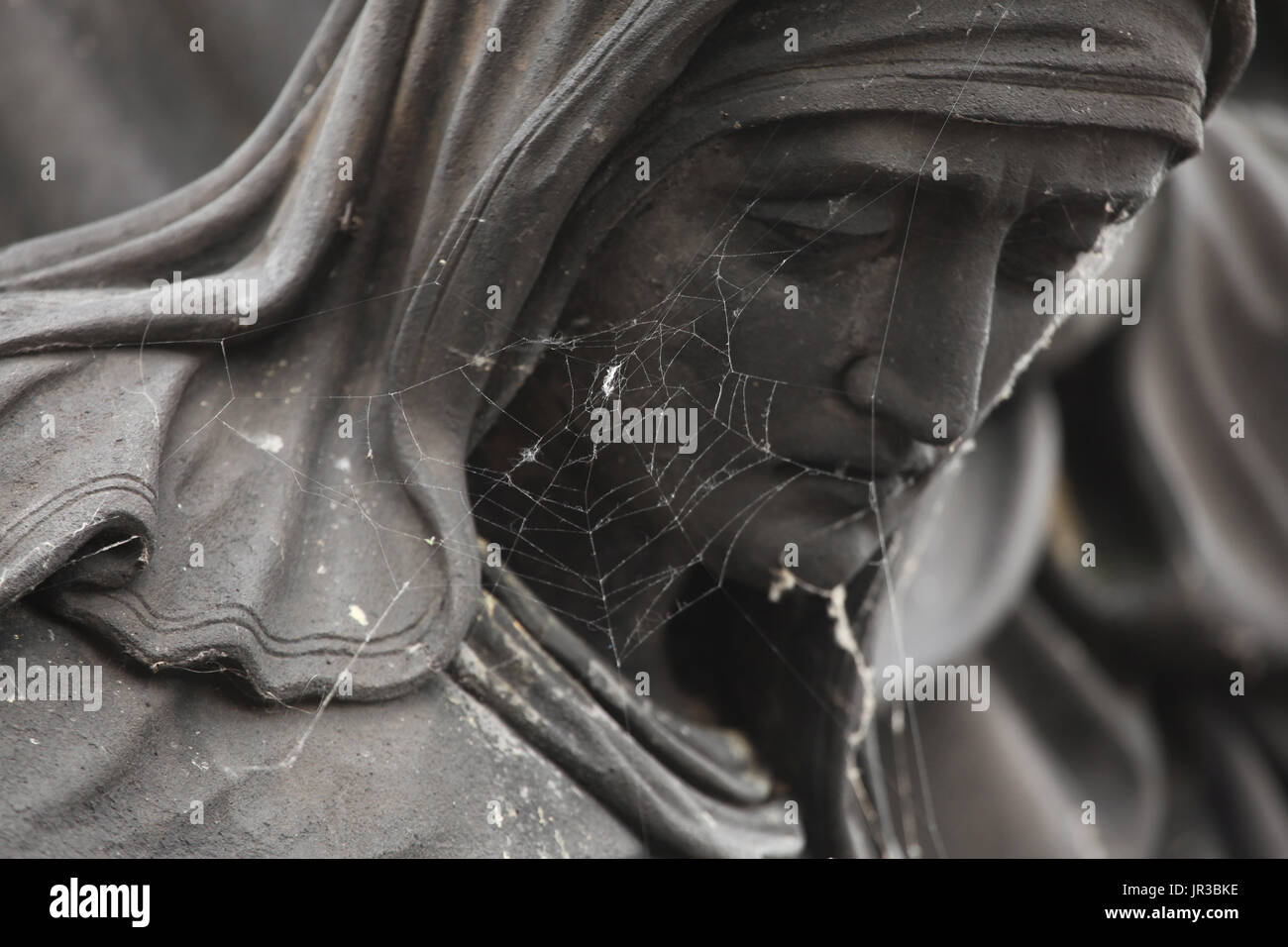 Araignée sur la statue de la Vierge Marie. Détail de la Pieta groupe sculptural par Max Emanuel sculpteur néoclassique germano-tchèque (1859) sur le pont Charles à Prague, République tchèque. Banque D'Images