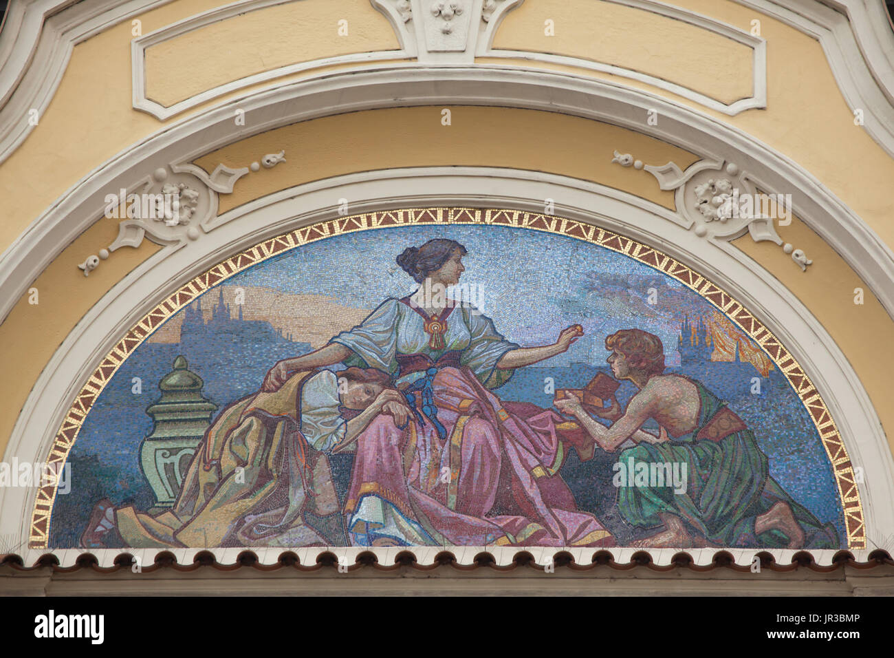 Allégorie de l'assurance décrite dans la mosaïque conçu par l'artiste tchèque Frantisek Urban sur la façade principale de l'Pražská městská pojišťovna (Compagnie d'Assurance) de la ville de Prague dans la Vieille-Ville de Prague, en République tchèque. Le bâtiment conçu par l'architecte tchèque Osvald Polívka en style néo-baroque a été construit en 1898- 1901. La mosaïque a été faite par Maître Luigi Solerti mosaïque. Le bâtiment est aujourd'hui, il est le siège du ministère du Développement régional de la République tchèque. Banque D'Images