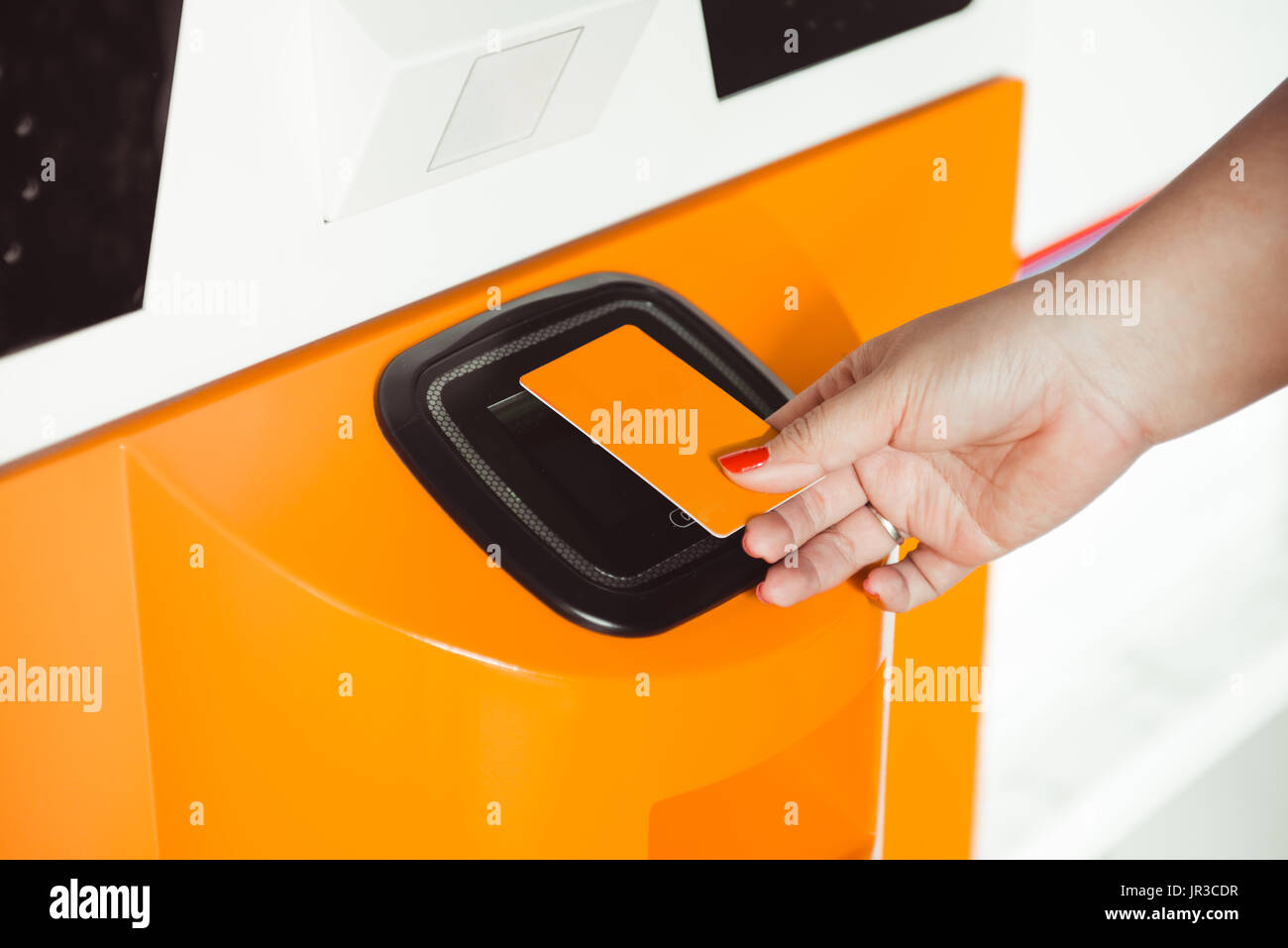 La technologie d'induction moderne identifier les renseignements personnels. Asian business woman hand holding access card Banque D'Images