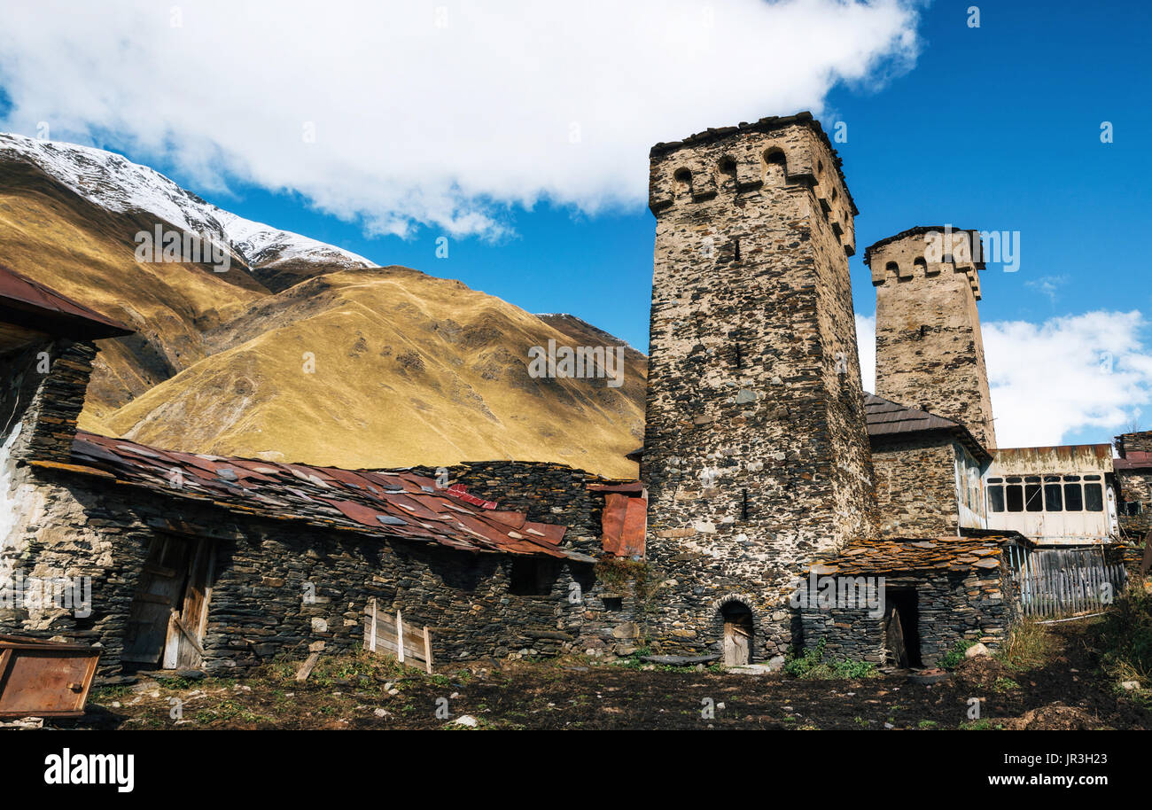 Ancienne traditionnelle Svan Tours et machub maison avec dalle en Ushguli Village, Upper Svaneti, Georgia. Monument géorgien Banque D'Images