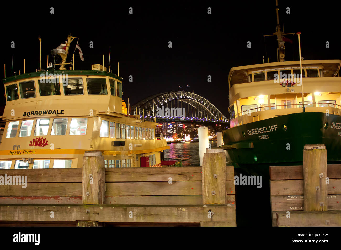Sydney Ferries accoste au quai Circular quai sur le port de Sydney Harbour Bridge de nuit avec en arrière-plan Banque D'Images