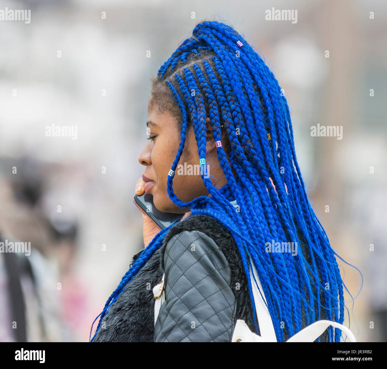 Jeune femme noire tressée avec des cheveux bleus. Banque D'Images