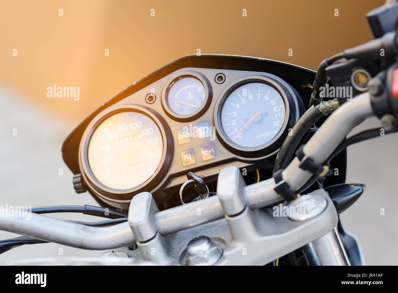 Moto classique panneau de commande avec tachymètre et compteur de tours Banque D'Images