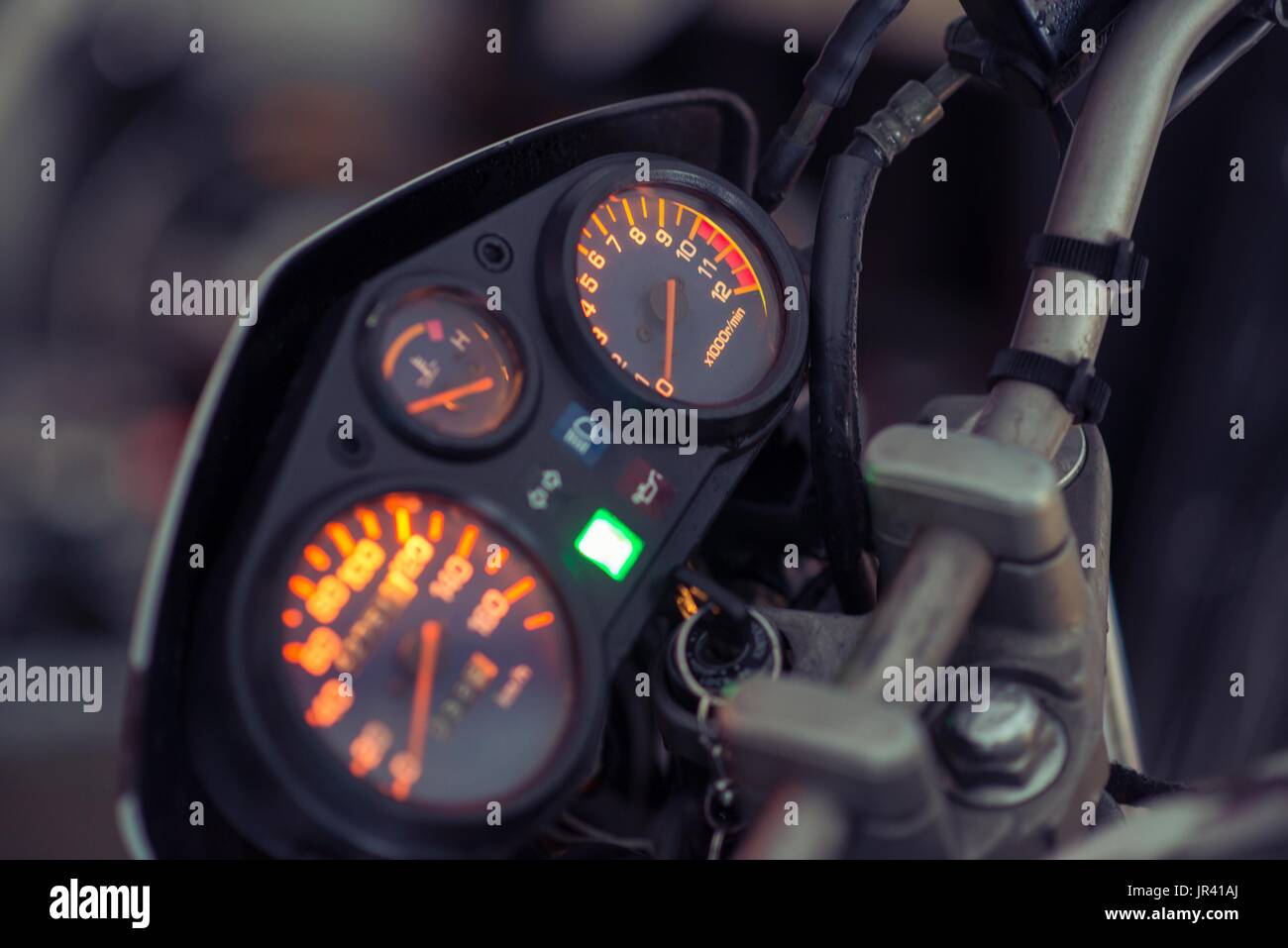 Le panneau lumineux moto avec tachymètre et compteur de tours Banque D'Images