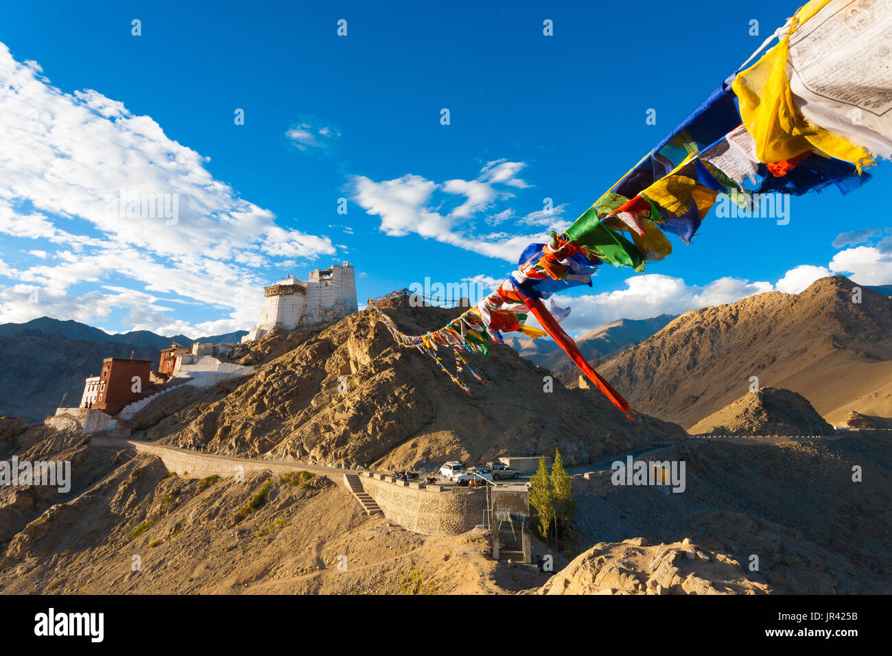 Drapeaux de prière tibetains mènent à Tsemo Fort et monastère Namgyal Tsemo au sommet d'une montagne au-dessus de Leh sur une claire journée d'été au Ladakh, Inde Banque D'Images