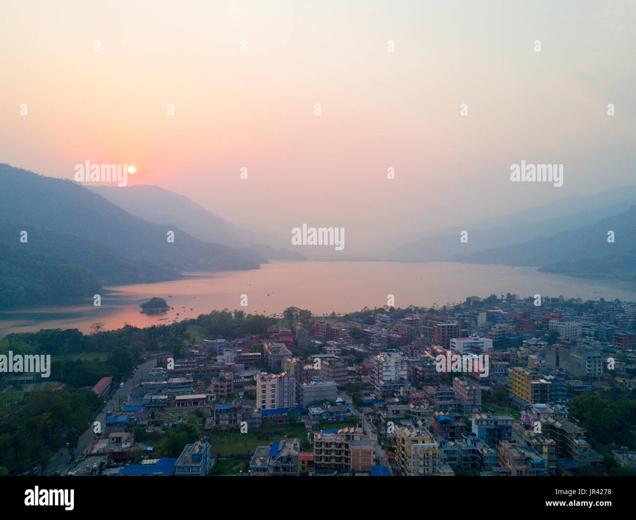 Angle de vue aérienne plus élevé et au bord du Lac Lac Phewa au coucher du soleil en destination touristique de Pokhara, Népal Banque D'Images