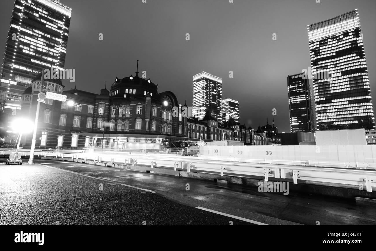 TOKYO, JAPON - 11 AVRIL 2017 - Immeuble bureau s'allument la nuit près de la gare de Tokyo, au cœur de l'agglomération de la ville blanche Banque D'Images