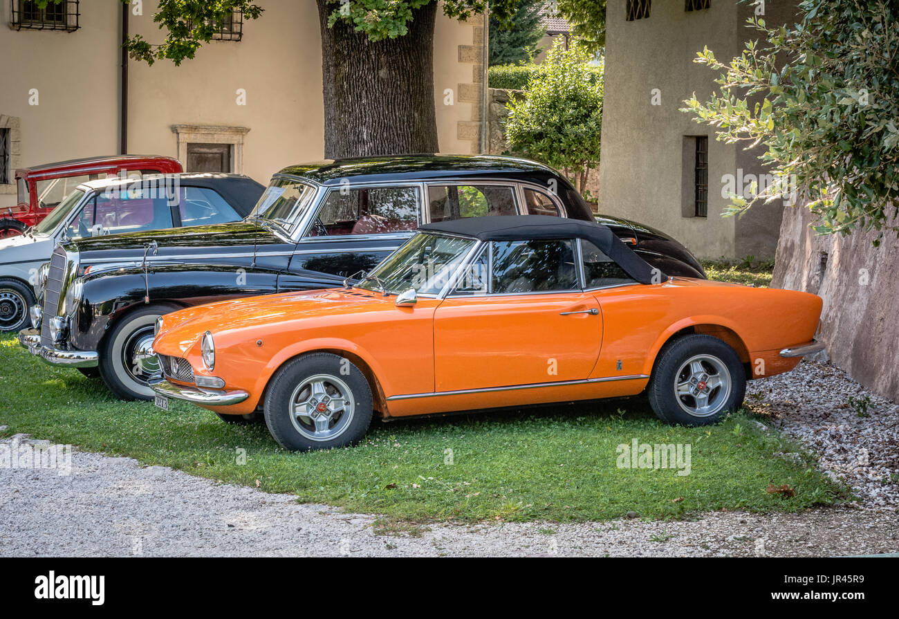 Trento, Italie : 22 juillet 2017 : réunion des voitures classiques. Vieilles voitures célèbres sur le parking pendant la réunion. Effet vintage. Banque D'Images