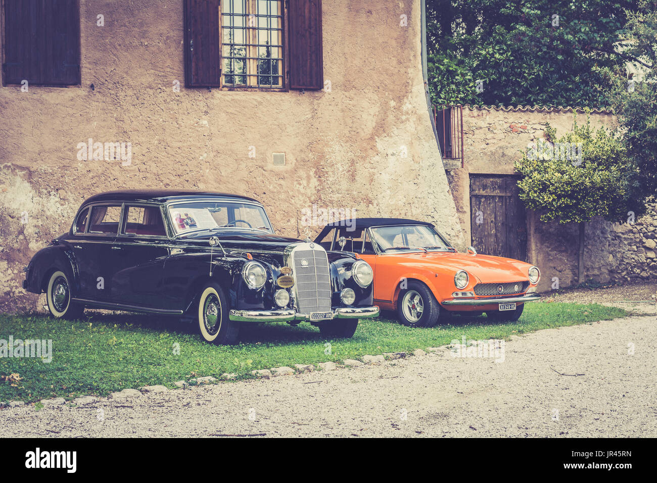 Trento, Italie : 22 juillet 2017 : réunion des voitures classiques. Vieilles voitures célèbres sur le parking pendant la réunion. Effet vintage. Banque D'Images