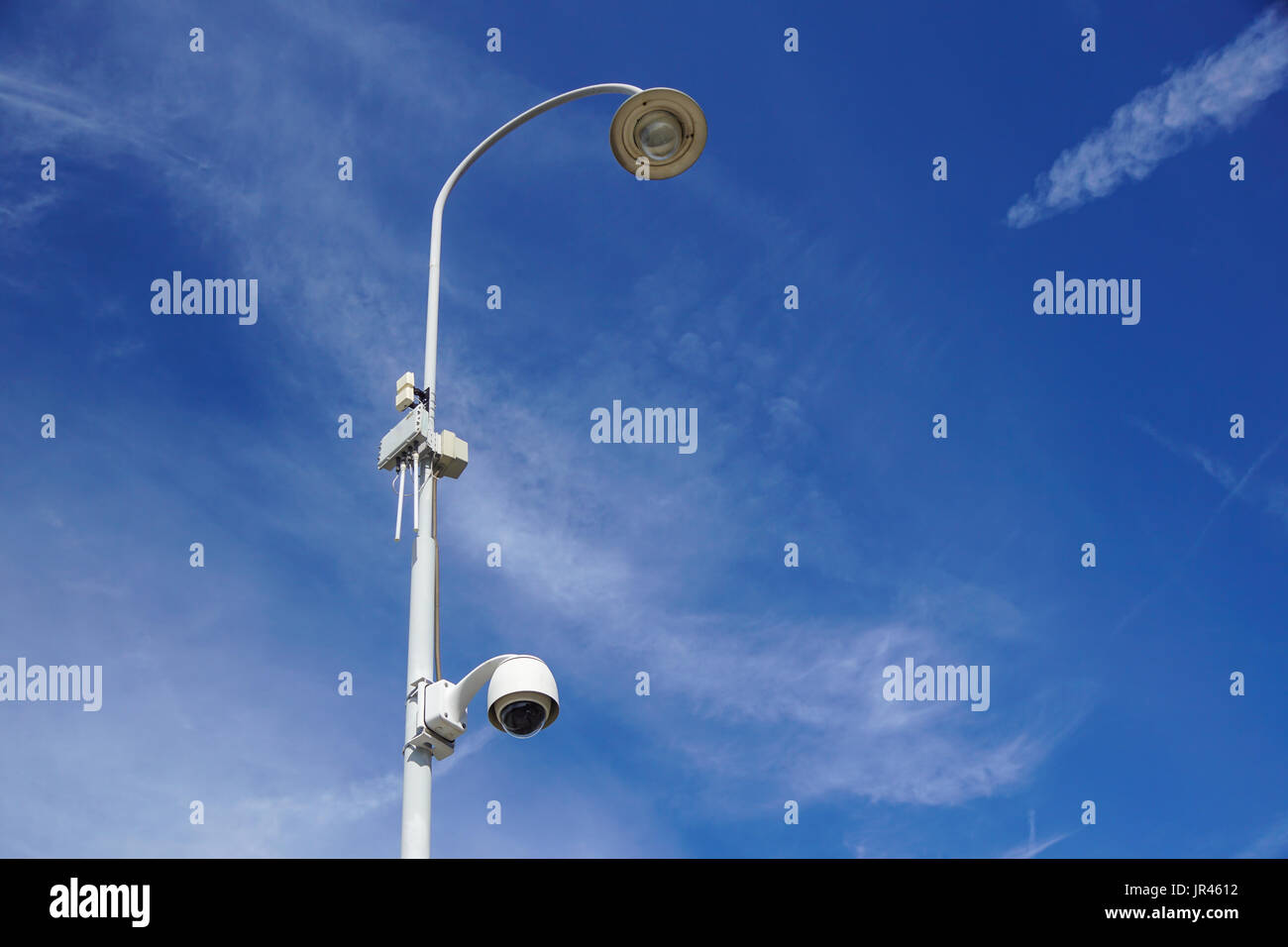 La surveillance vidéo lampe de rue modernes plus de ciel bleu . Banque D'Images