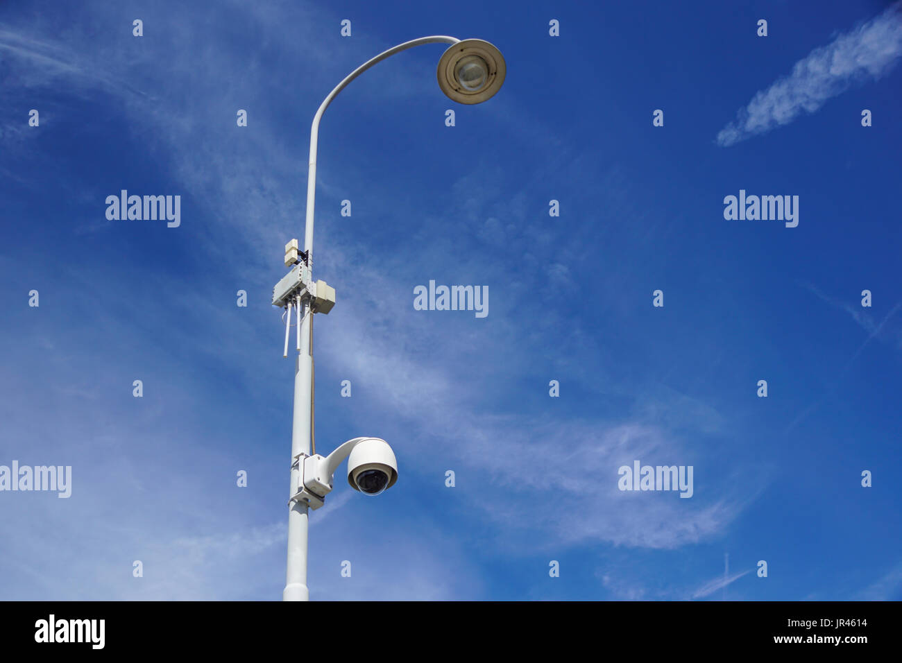 La surveillance vidéo lampe de rue modernes plus de ciel bleu . Banque D'Images