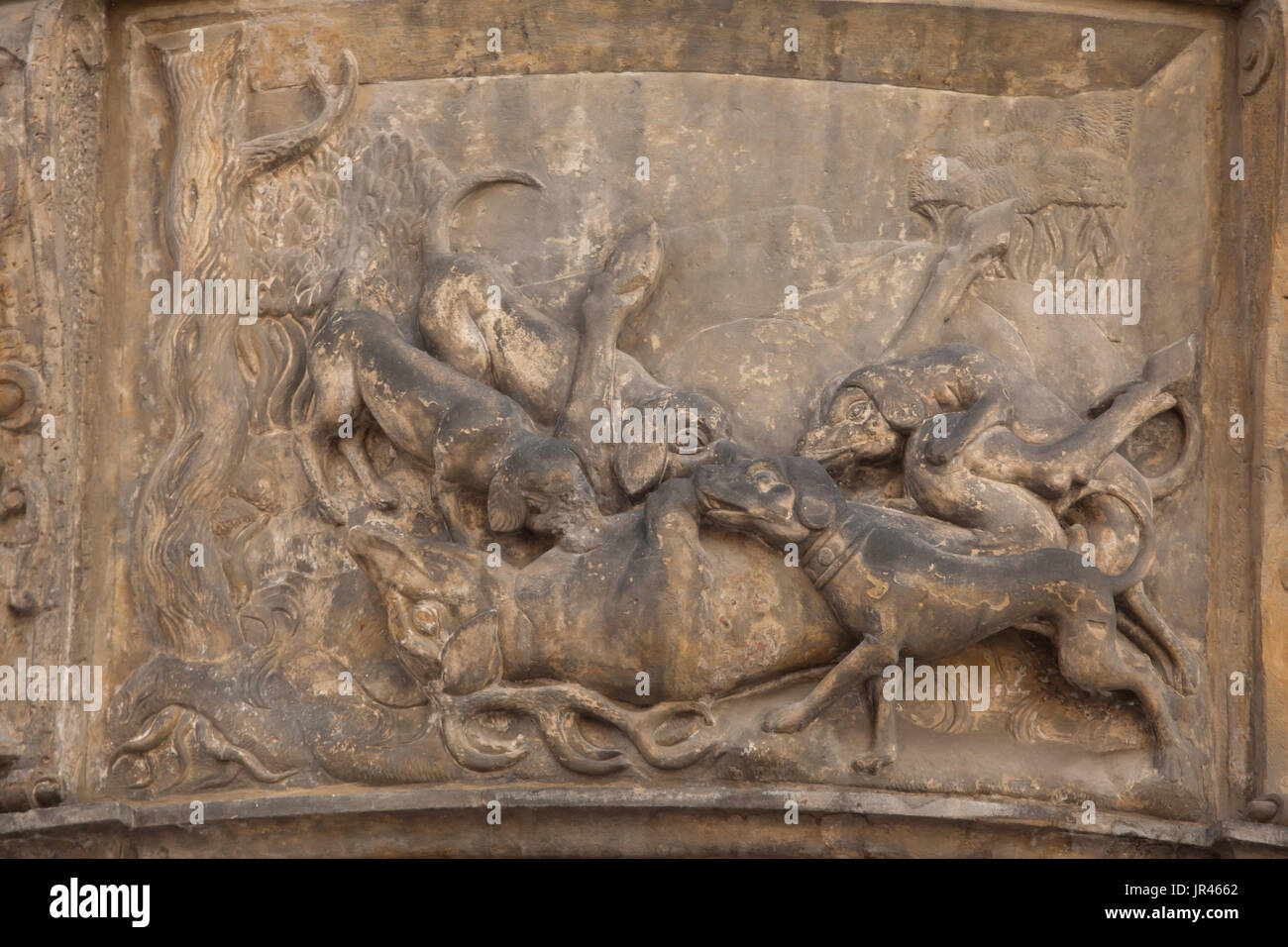 La mort d'Actéon transformé en cerf dans les mâchoires de ses chiens de chasse. Scène de la métamorphose par poète romain Ovide illustrée dans le relief de la Renaissance Hauenschild Palace (Hauenschildův palác) dans le Square (náměstí) à Olomouc, République tchèque. Banque D'Images