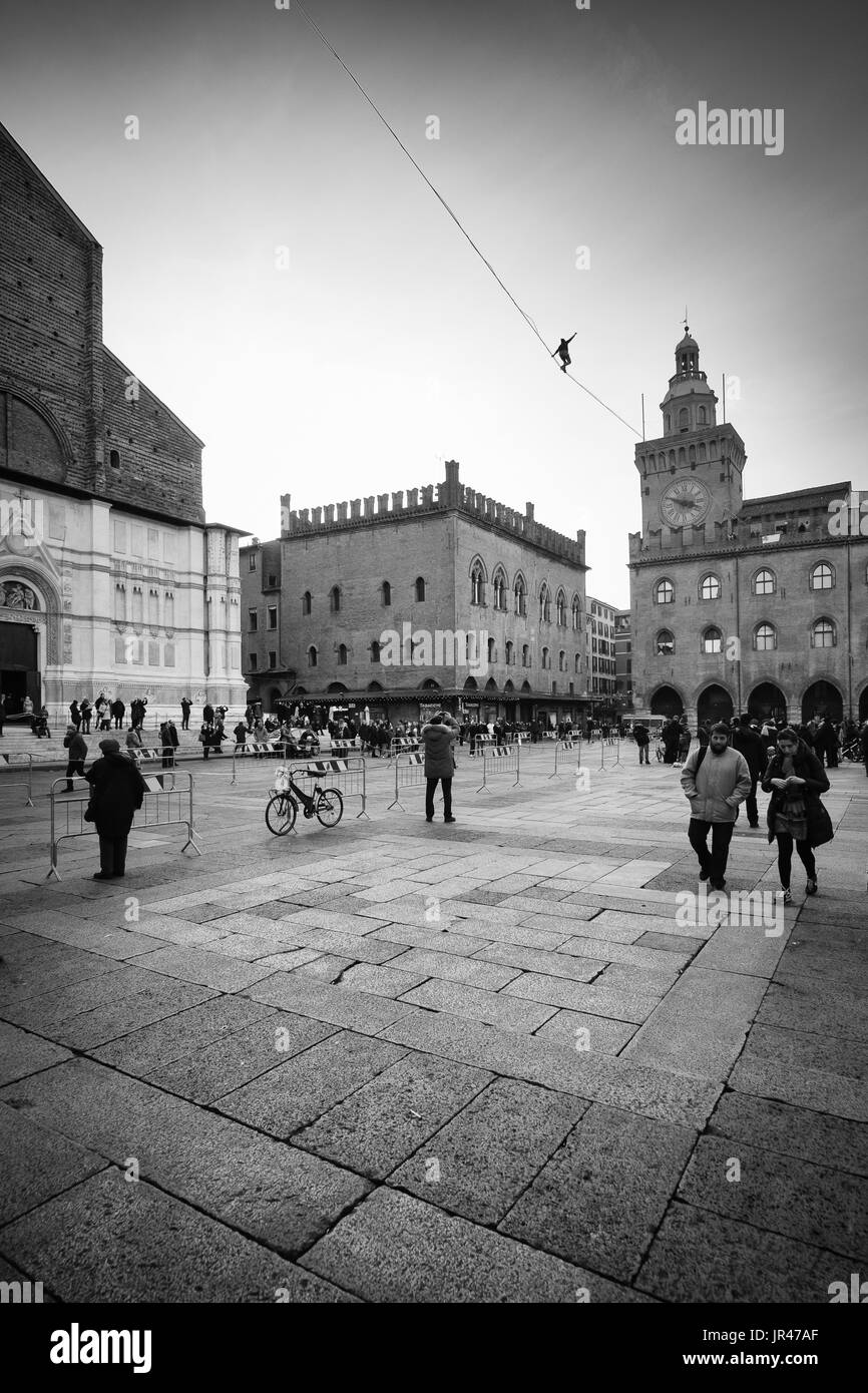 Bologne, Italie - 04 janvier 2017 : Funambule marchant sur une corde au-dessus de la Piazza Maggiore, le centre de la ville médiévale de Bologne en Italie Banque D'Images