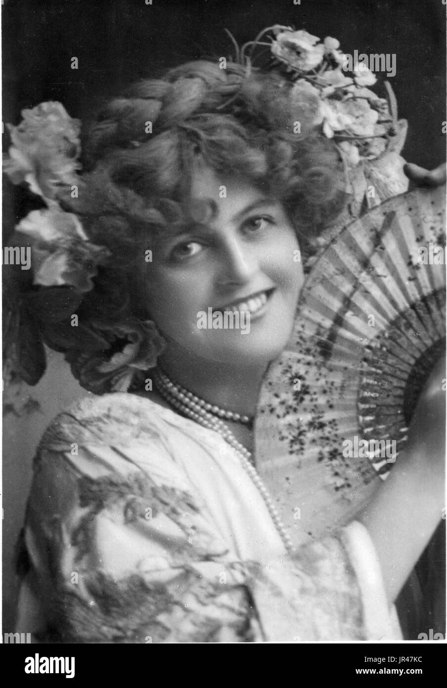 Mlle Marie Studholme, Edwardian actrice (10 septembre 1872 - 10 mars 1930), né comme Caroline Maria Lupton ou Marion Lupton, une actrice et chanteuse connue pour son soutien à l'occasion et avec des rôles dans des comédies musicales de l'époque victorienne et édouardienne. Ses caractéristiques attrayantes fait d'elle l'un des plus populaires de son époque beautés carte postale. Banque D'Images
